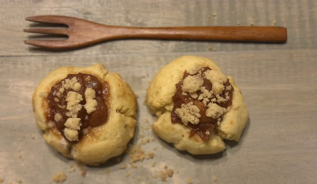 Polish kolaczki cookies with fruit filling and crumb topping