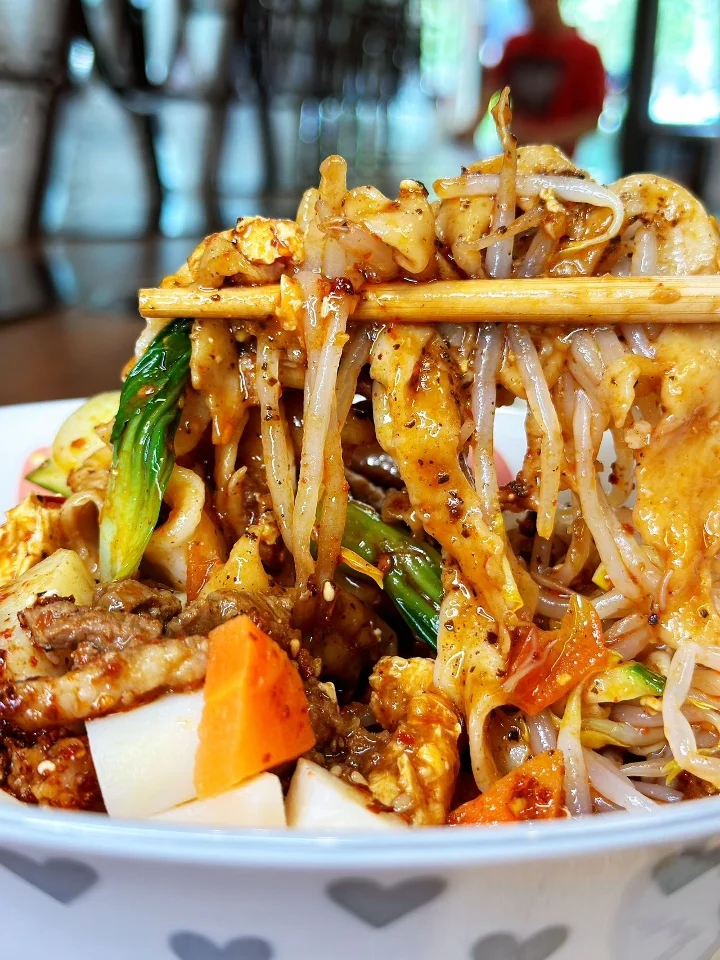 R6 Hand pulled Biang biang noodle with spicy cumin beef孜然牛肉干扯面(Spicy)