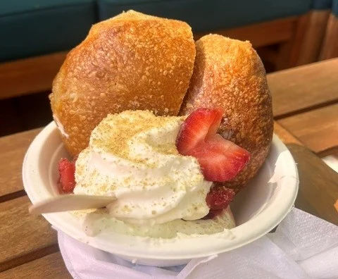 A delicious bagel bowl filled with fresh ingredients and toppings.