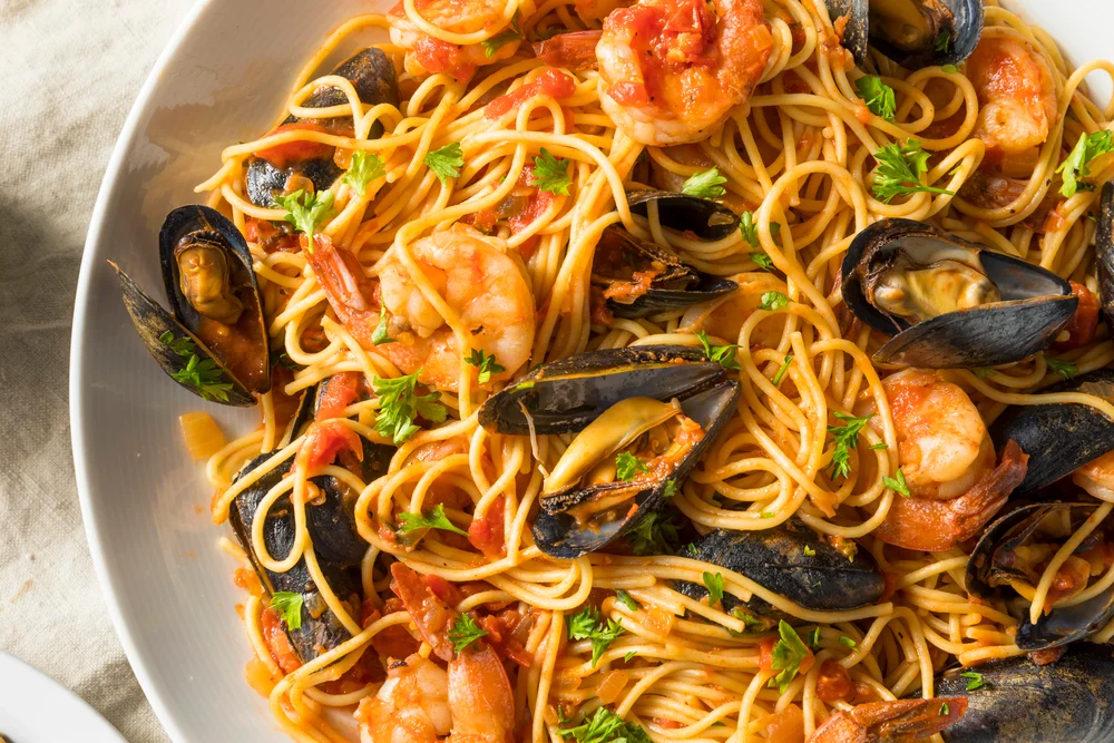 Italian seafood spaghetti with shrimp and mussels