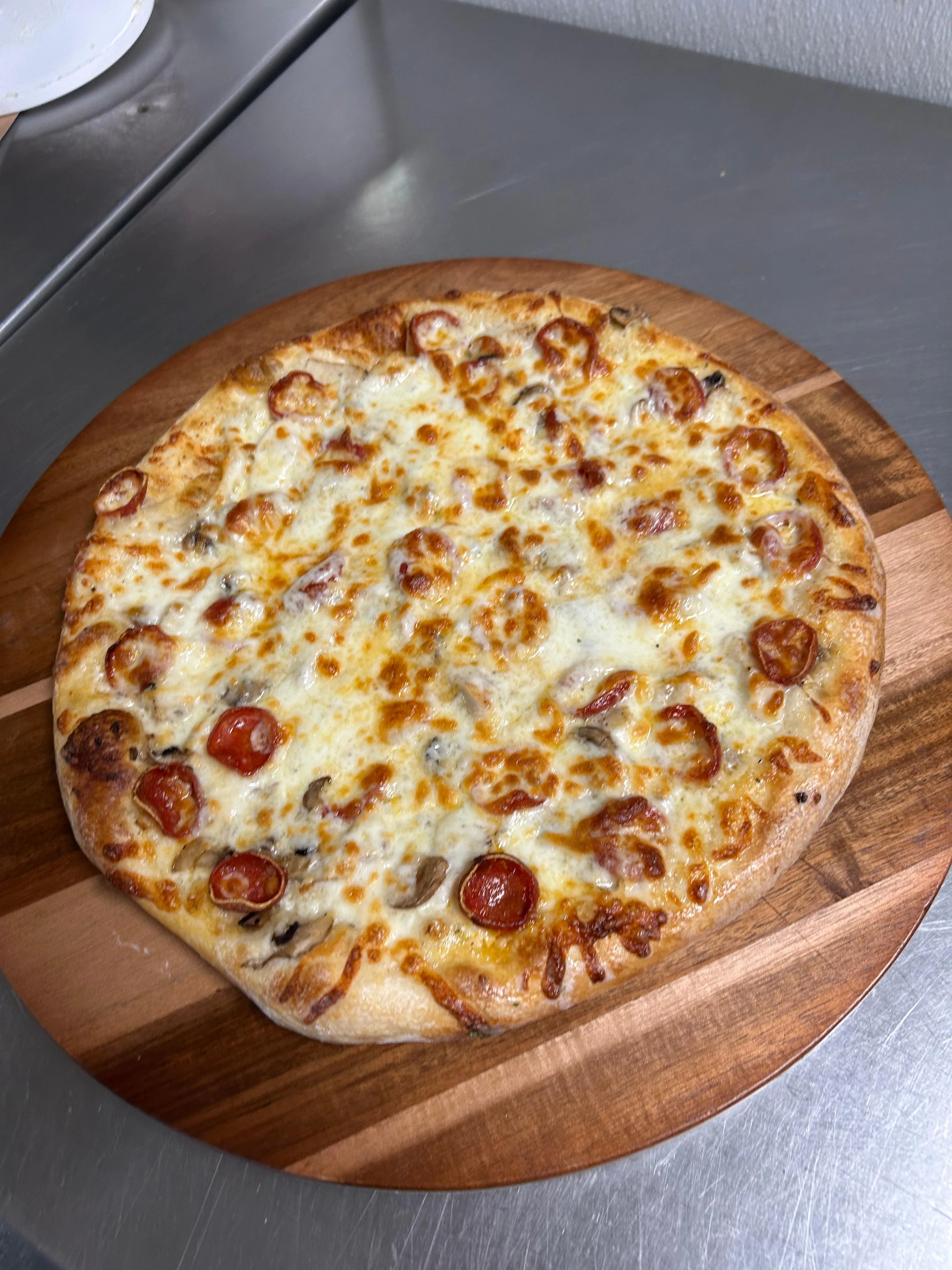 Large World Famous Chicken Alfredo Pizza