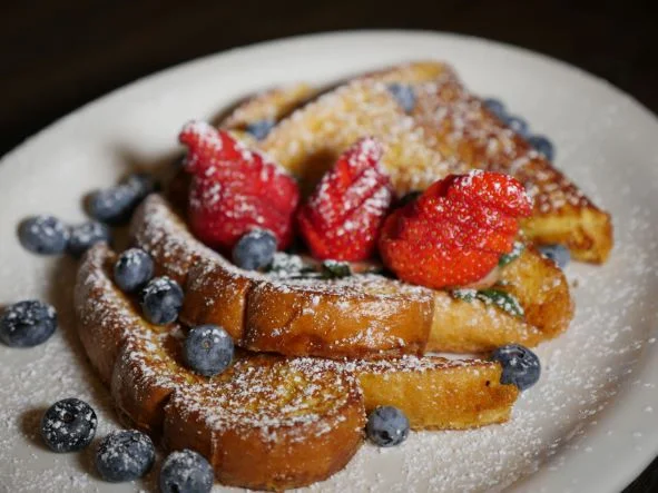 French toast with berries and powdered sugar