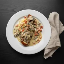 Creamy Italian fettuccine alfredo with chicken and mushrooms