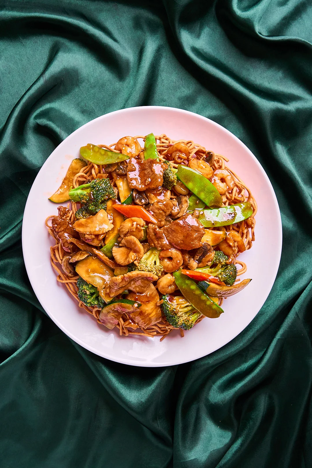 Chinese stir-fried noodles with shrimp and vegetables