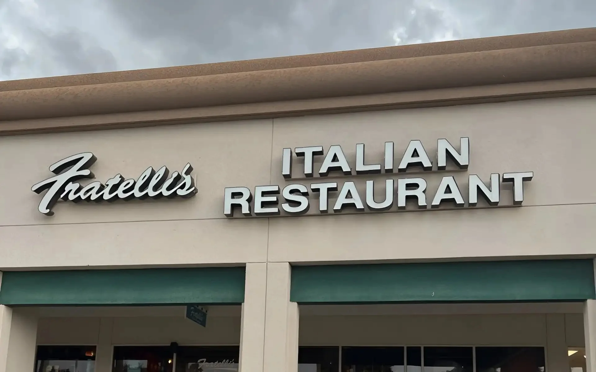 Exterior of Fratelli's Pizza Pasta & Vino in Deerfield Beach, Florida.