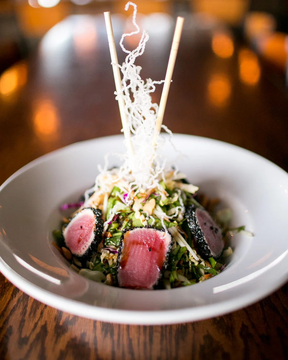 Seared tuna salad with Asian flavors and crispy toppings