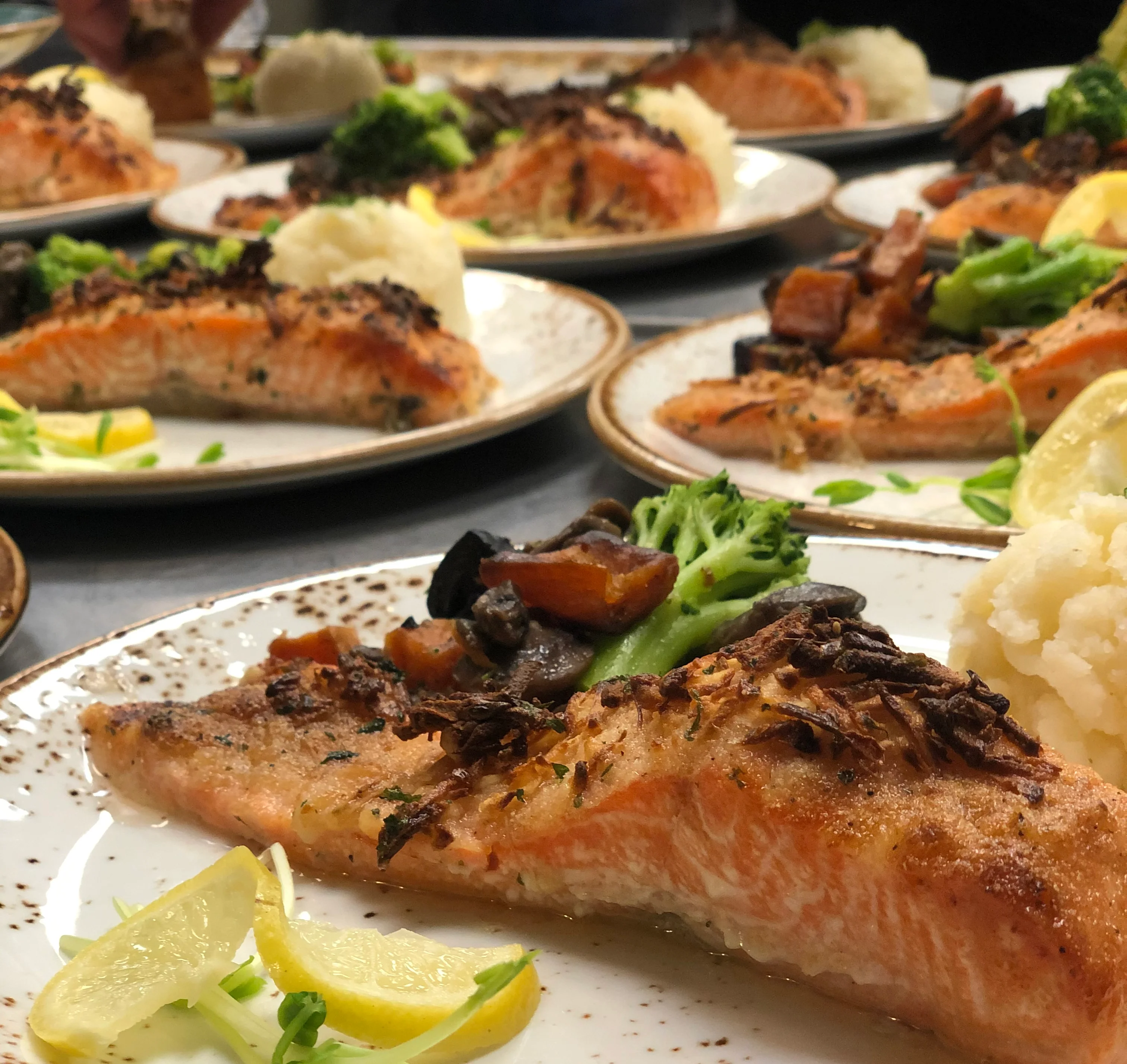 Grilled salmon fillet with lemon and vegetables