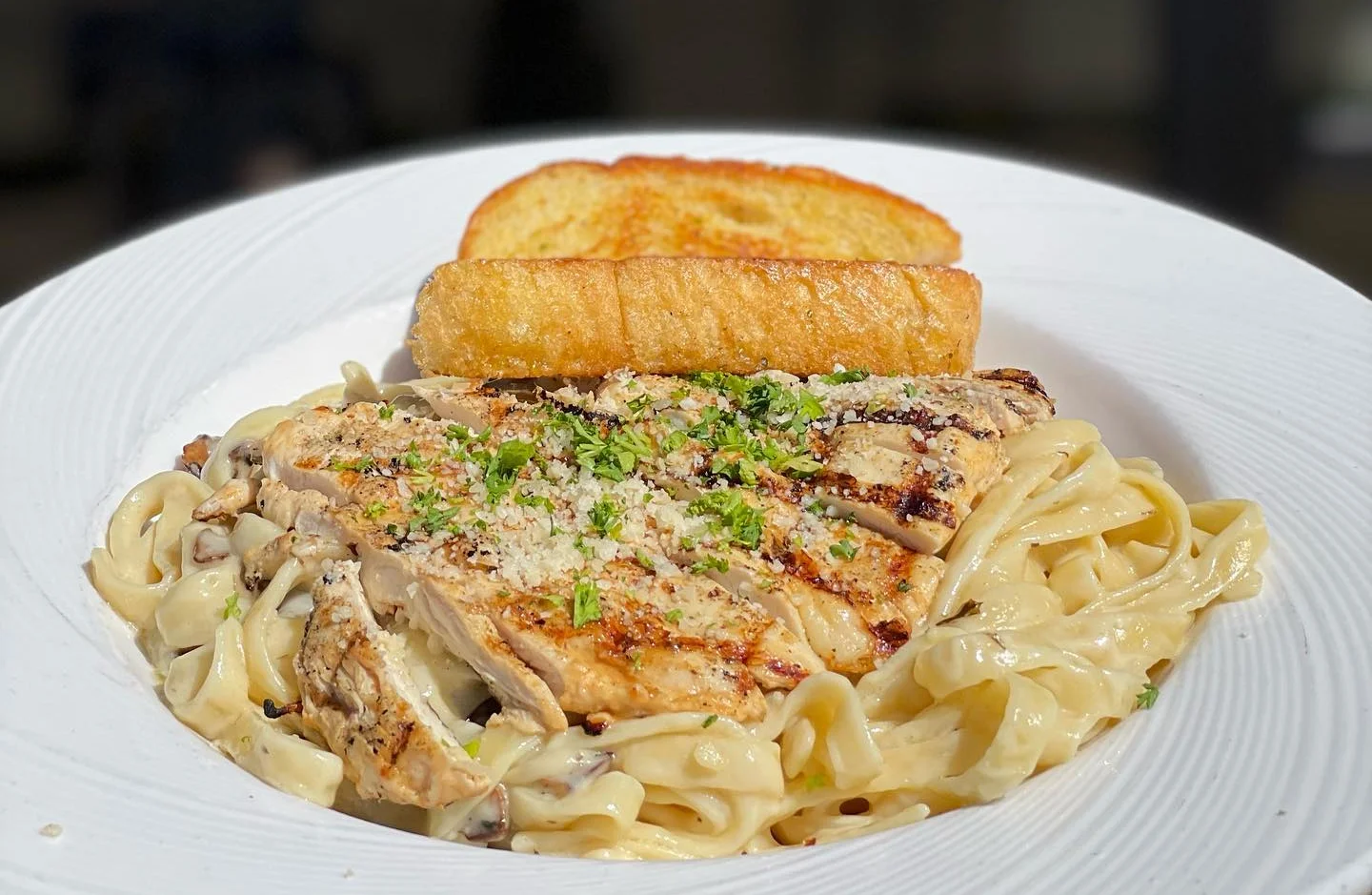 Grilled chicken fettuccine alfredo with garlic bread