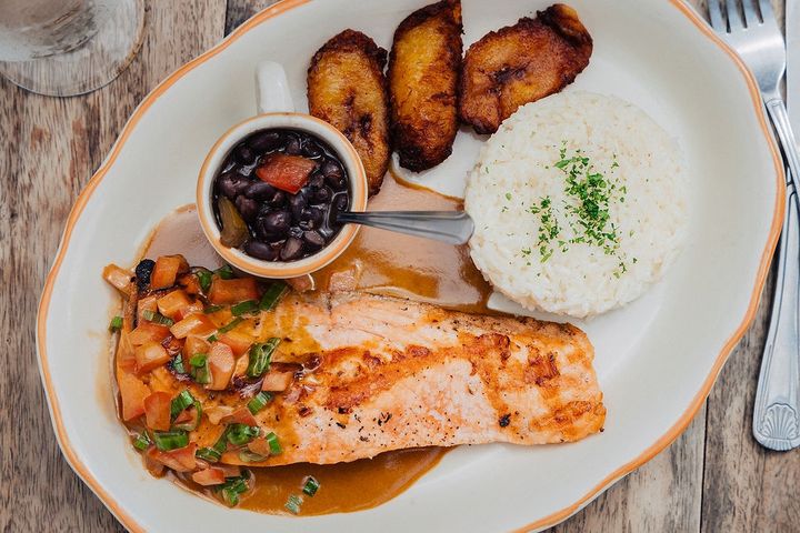 Salmón a la Parrilla con Ensalada (Grilled Salmon with Salad)