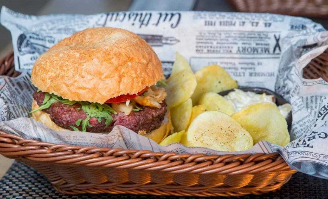 Juicy American cheeseburger with crispy potato chips
