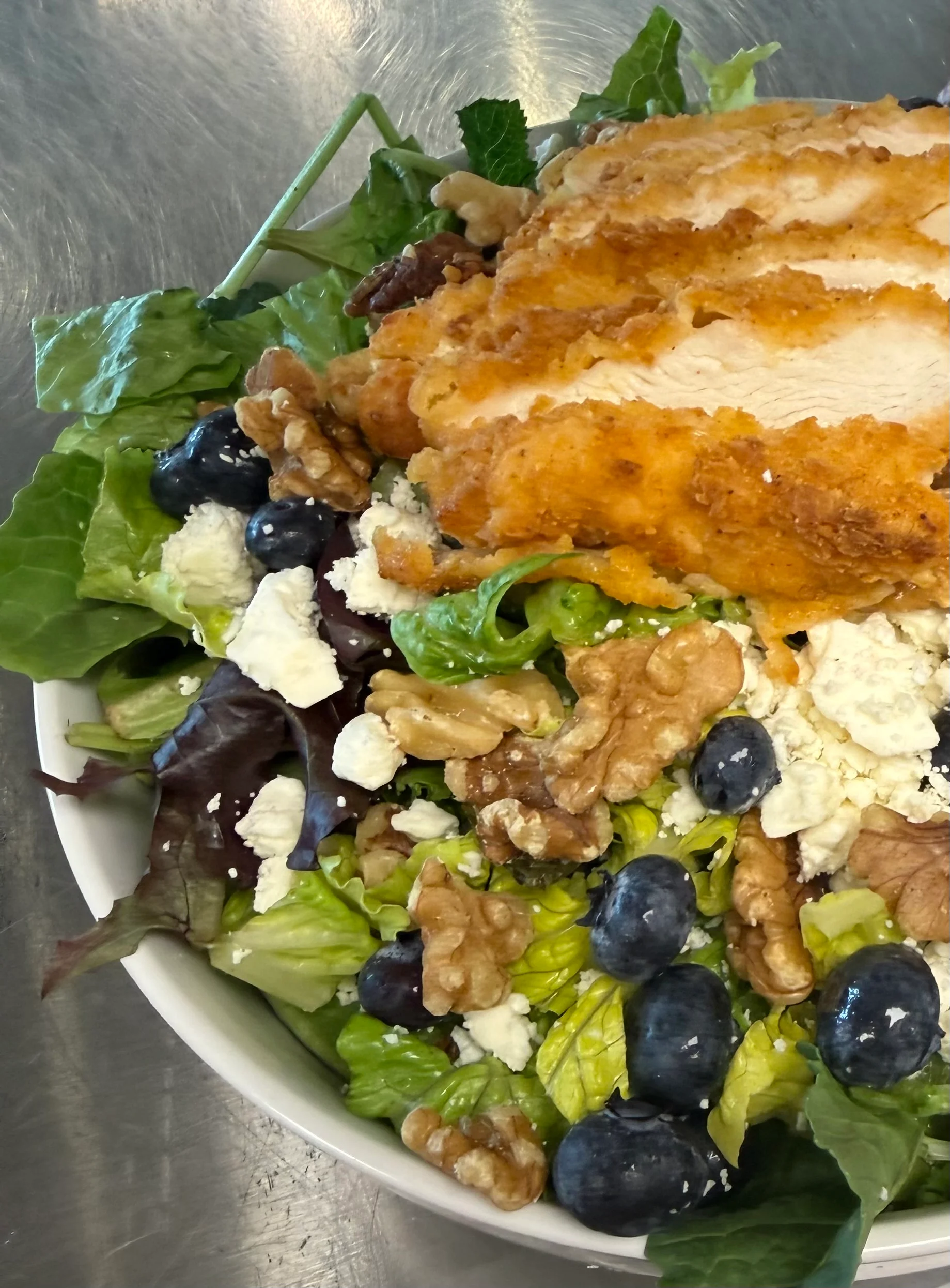 Crispy chicken salad with blueberries and walnuts