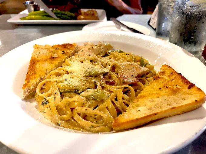 Creamy fettuccine Alfredo with garlic bread