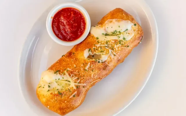 Cheesy garlic breadsticks with marinara sauce