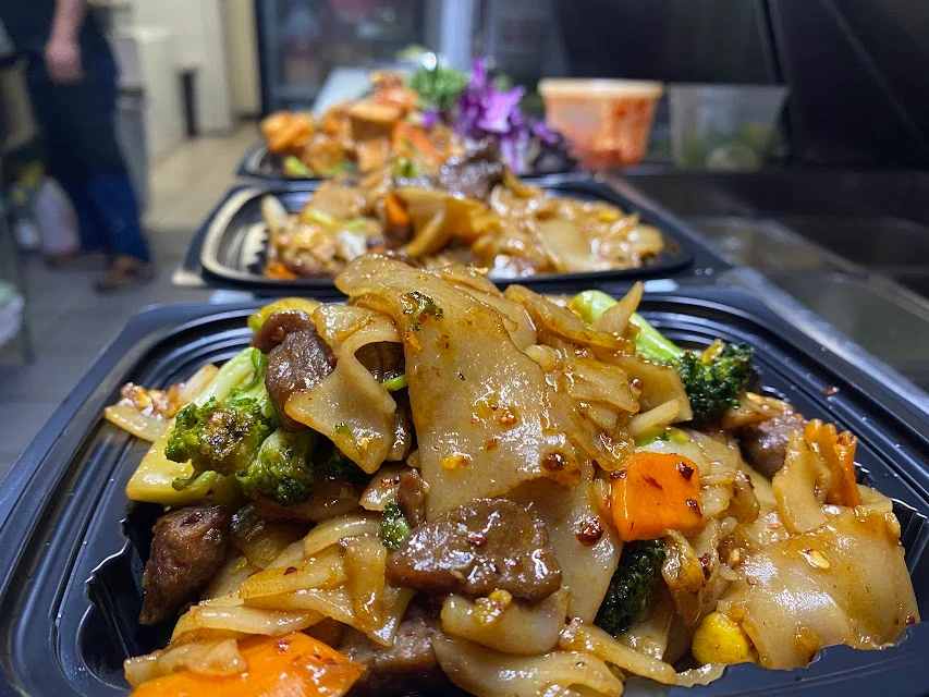Stir-fried beef chow fun with vegetables