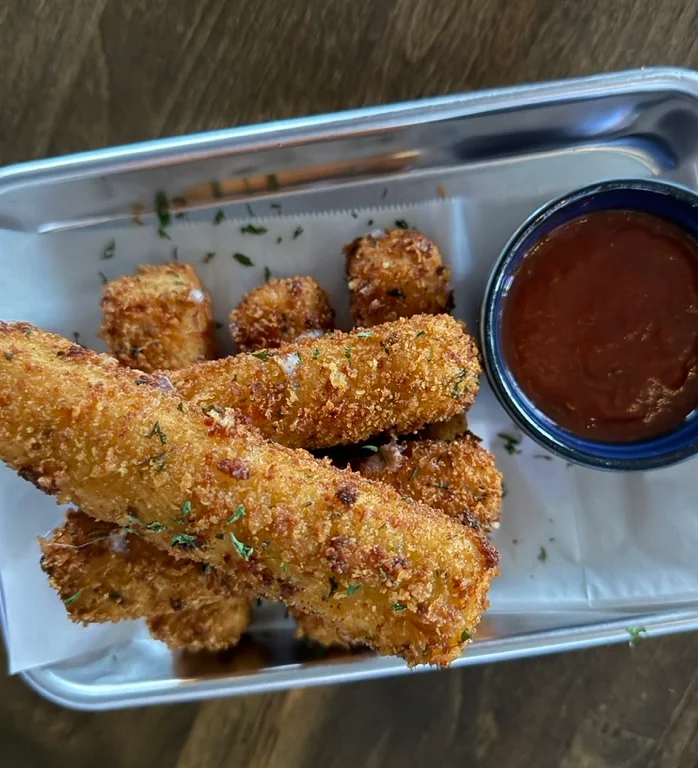 mozzarella sticks and dipping sauce
