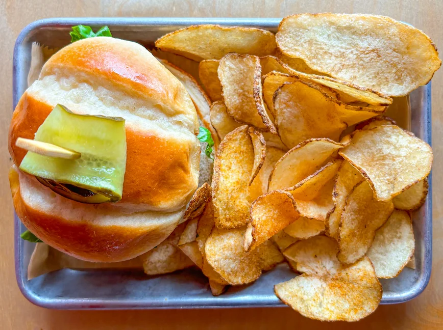 Classic American cheeseburger with crispy potato chips
