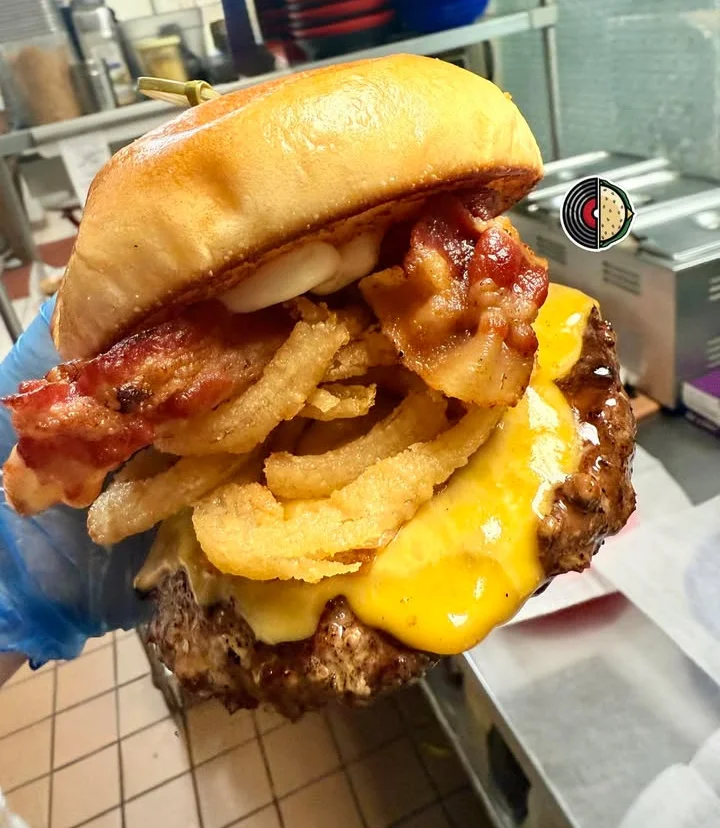 Juicy American cheeseburger with crispy toppings