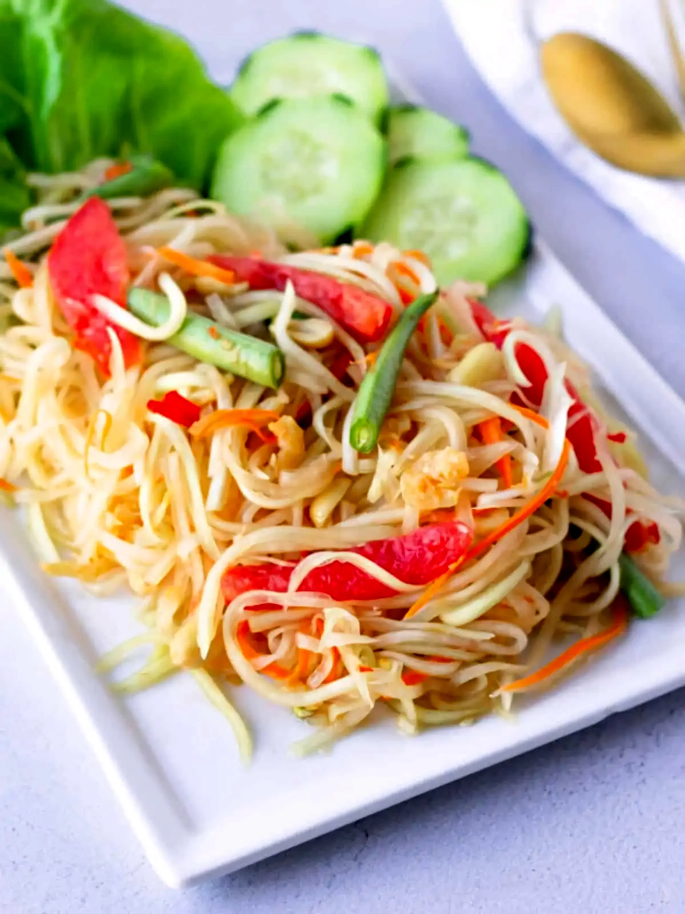 Thai papaya salad with fresh vegetables