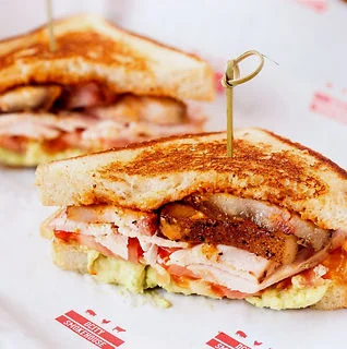 Grilled chicken sandwich with crispy bread