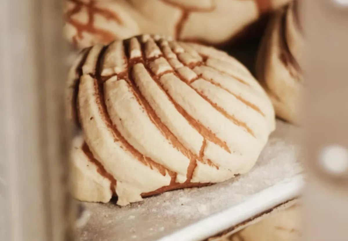Freshly baked Mexican conchas cooling in a bakery