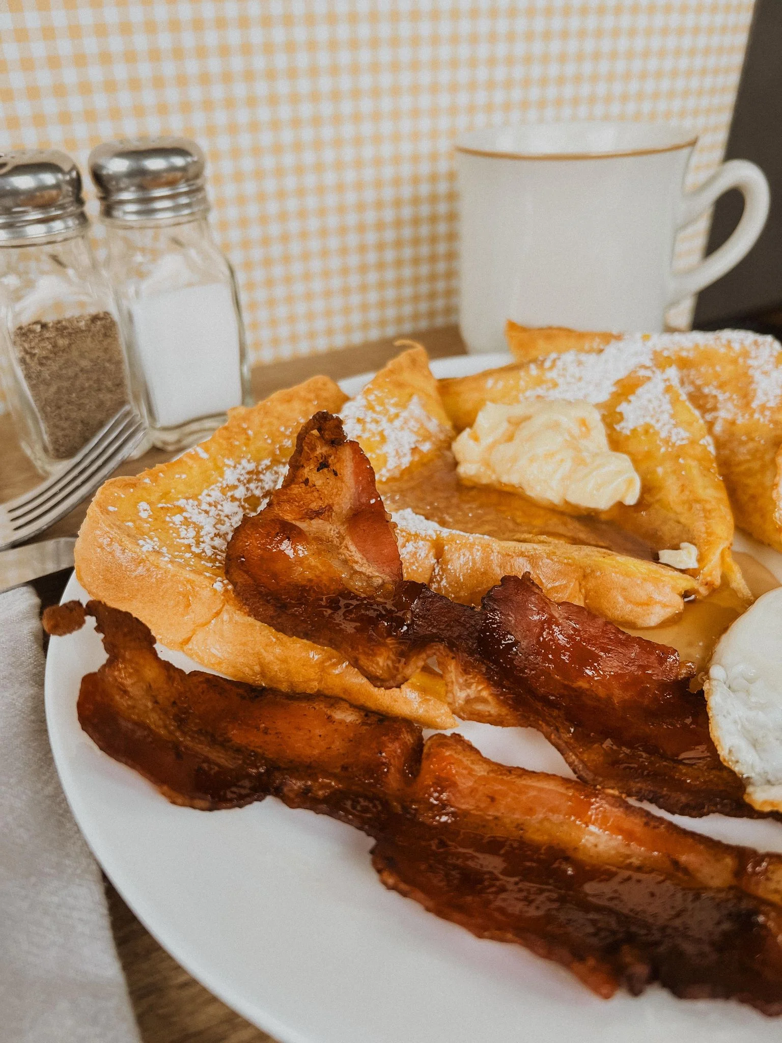 Classic American breakfast with French toast and crispy bacon