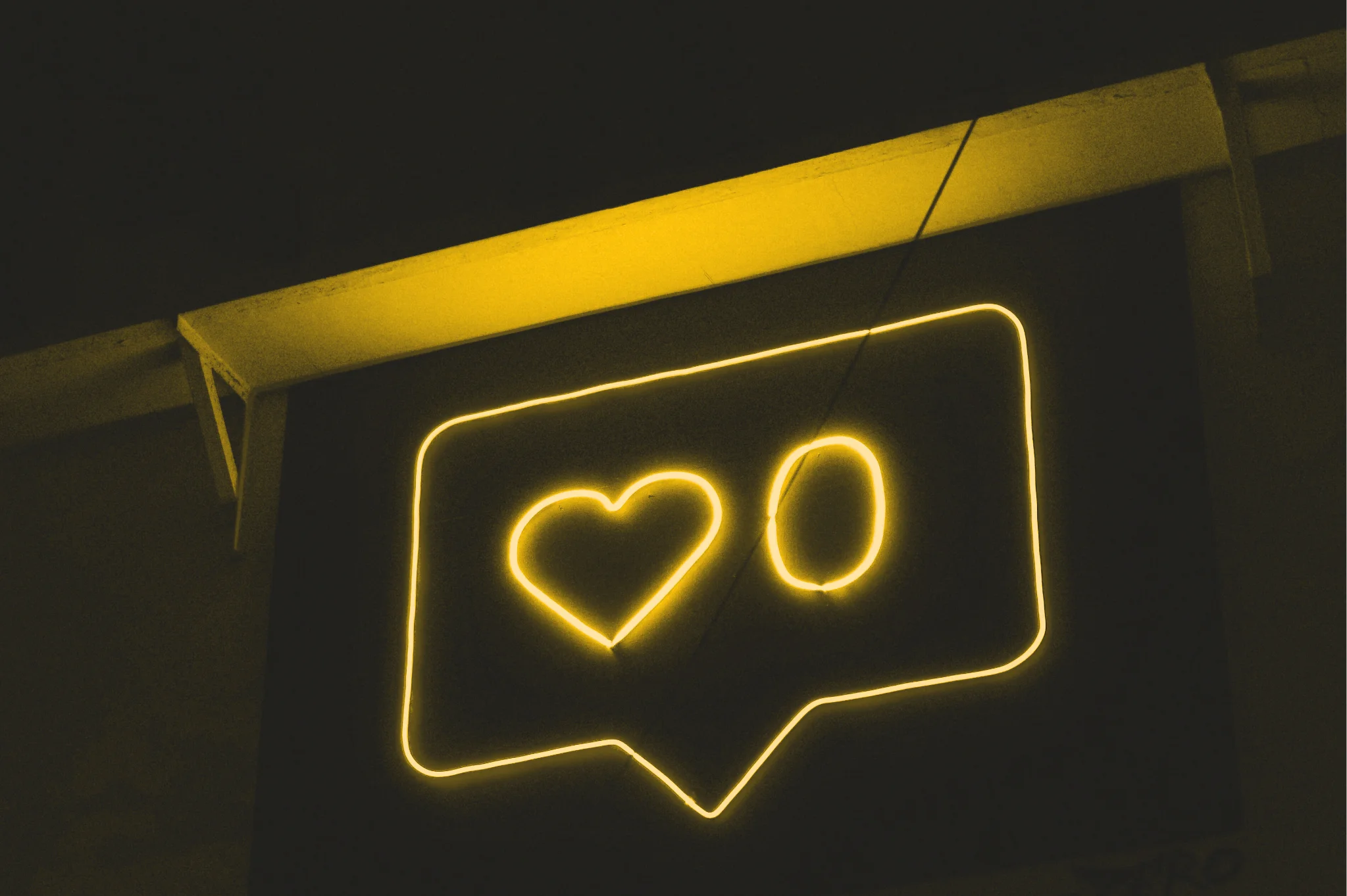 Neon sign with heart and zero in a speech bubble
