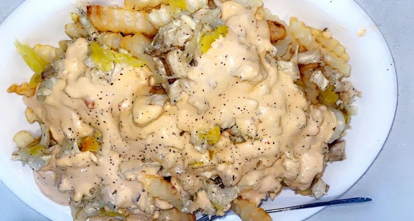 Loaded fries with chicken and spicy sauce
