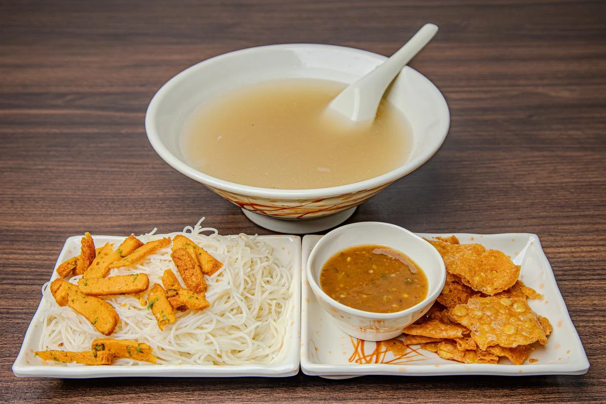 Rakhine Mohti Soup [ar-pu shar-pu / ရခိုင်မုန့်တီ]