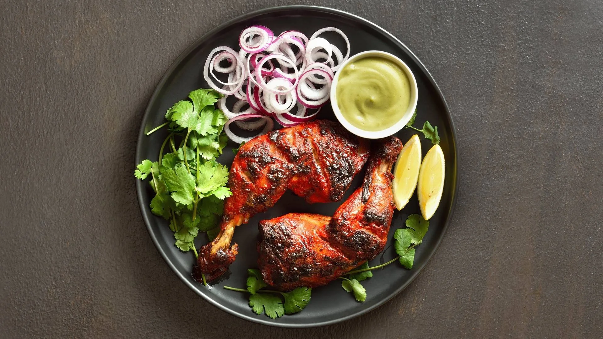 Tandoori chicken served with onions and green chutney
