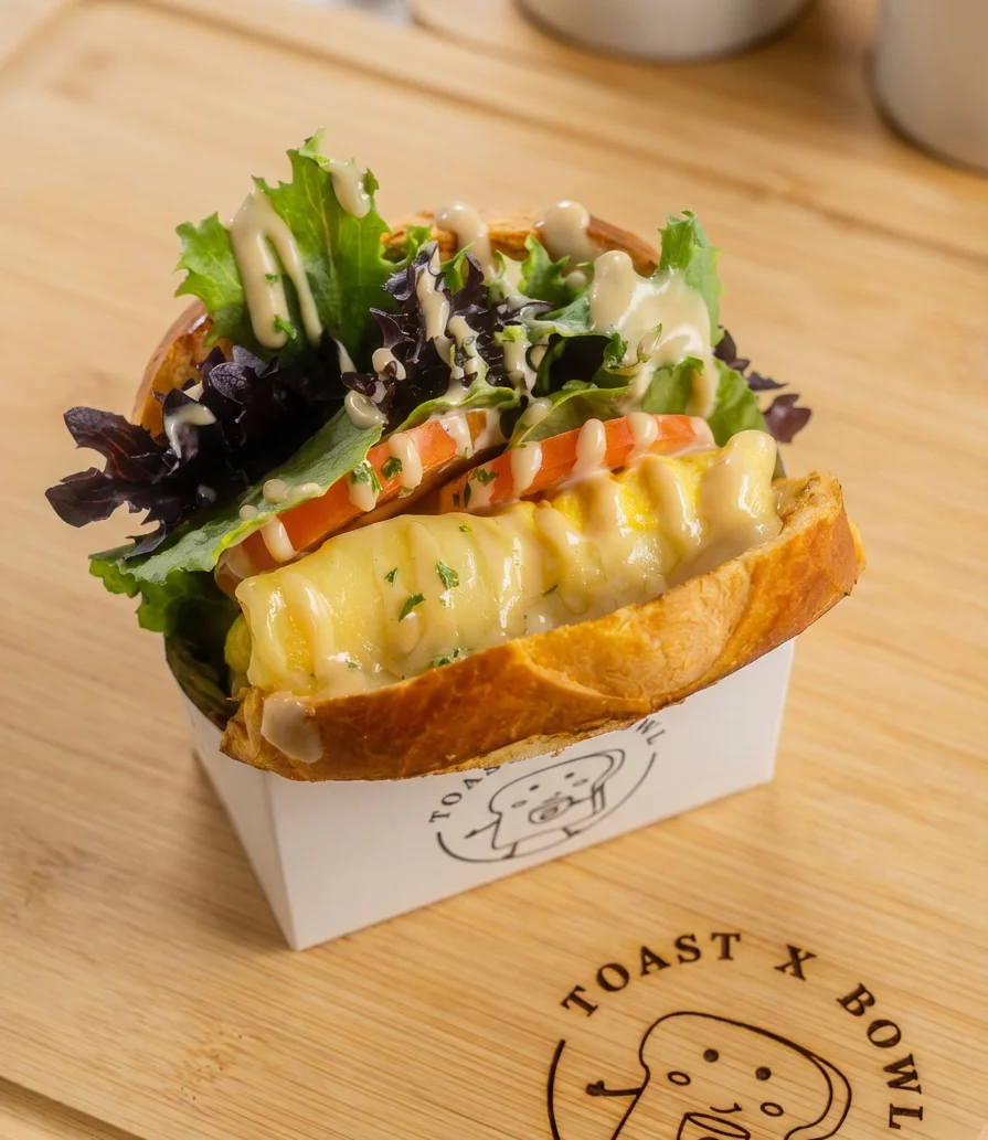 Gourmet sandwich with fresh vegetables and sauce