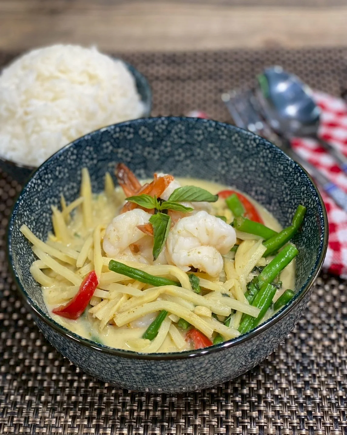 Thai green curry with shrimp and vegetables