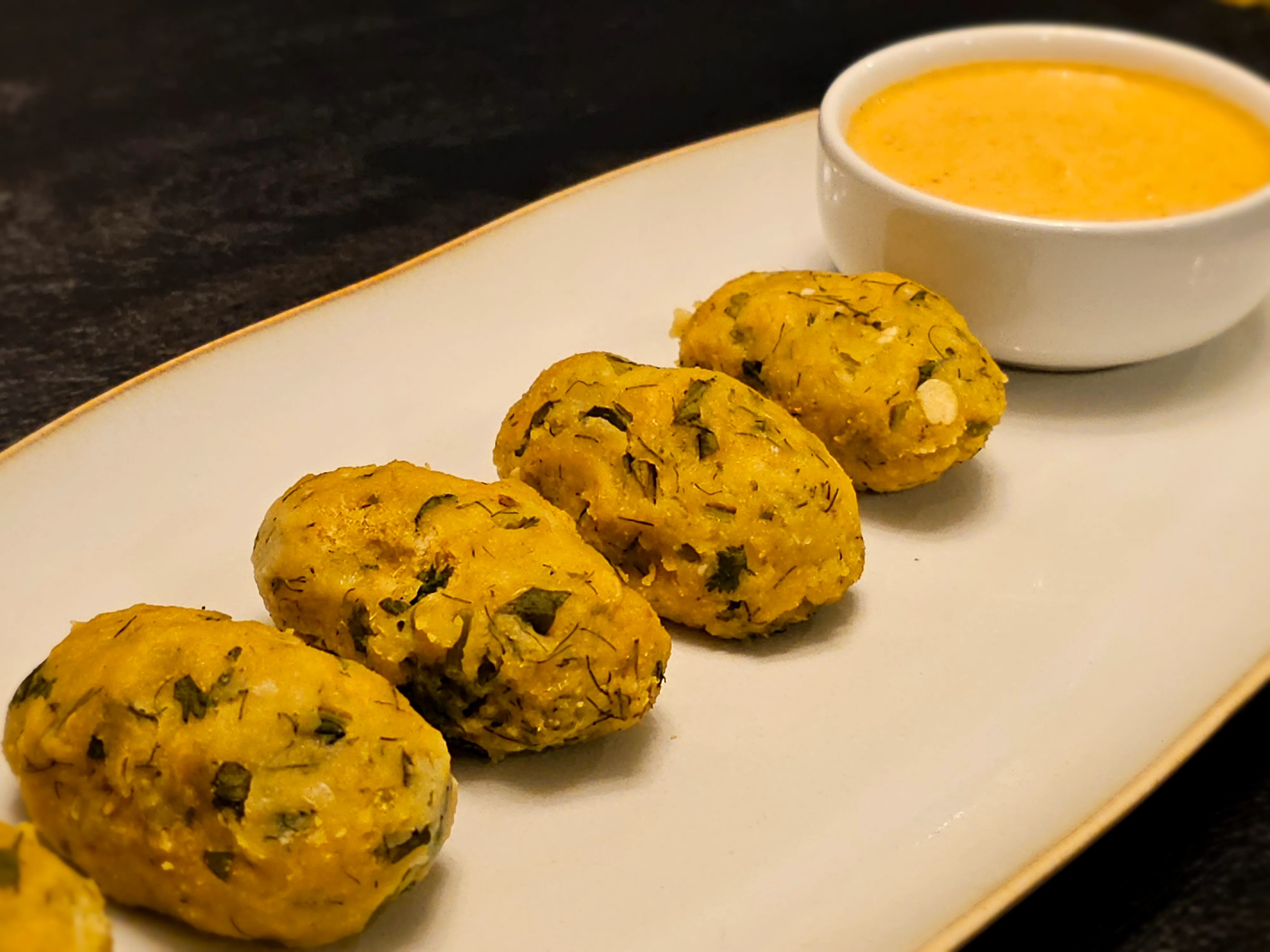 Indian dhokla served with tangy chutney