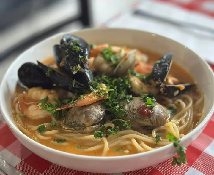 Italian seafood spaghetti with clams and shrimp