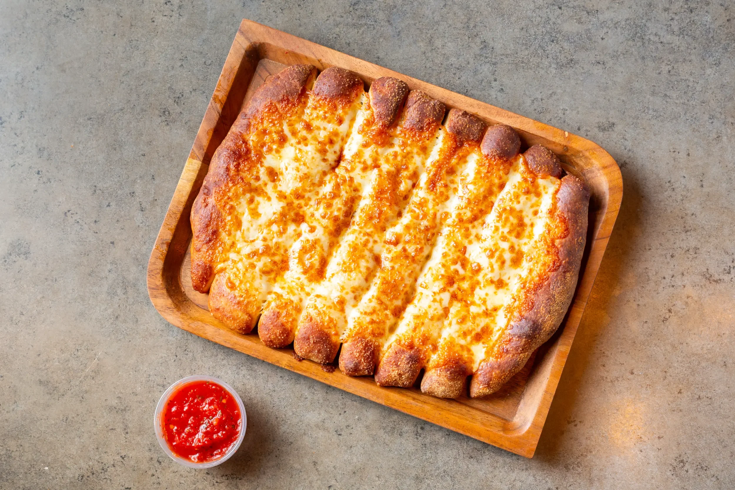 Cheesy garlic breadsticks with marinara sauce