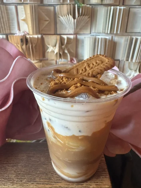 Creamy speculoos iced coffee topped with cookie