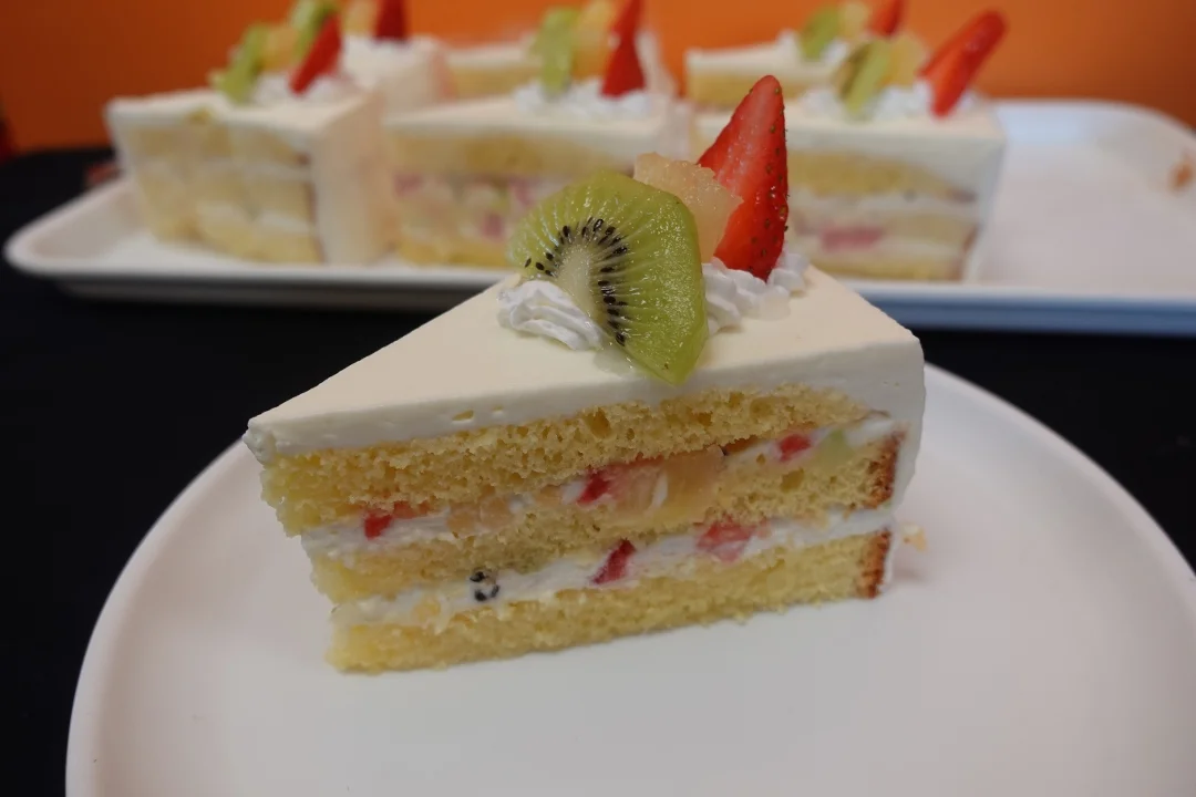 MIXED FRUIT CAKE SLICE