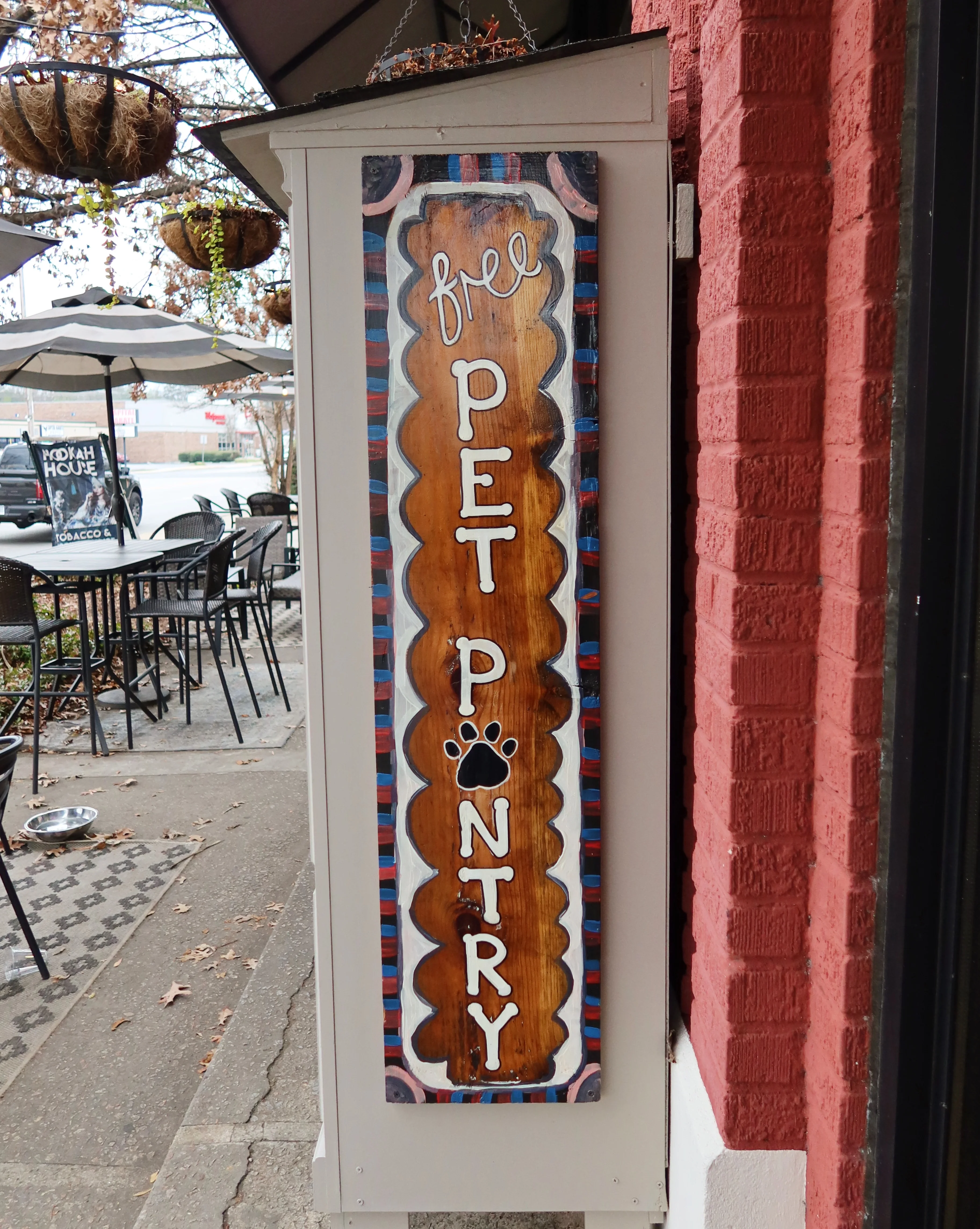 Free pet pantry sign outside a restaurant
