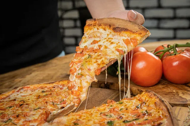 Cheesy Margherita pizza with fresh tomatoes