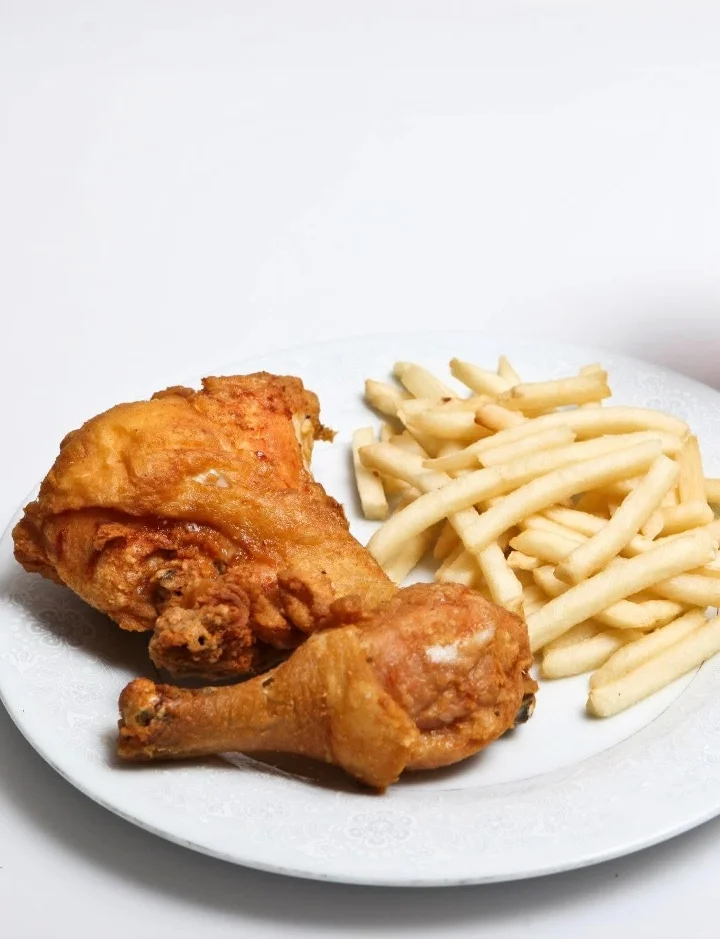 2 Presas con Papas/ 2 Pieces of Chicken w/ Fries
