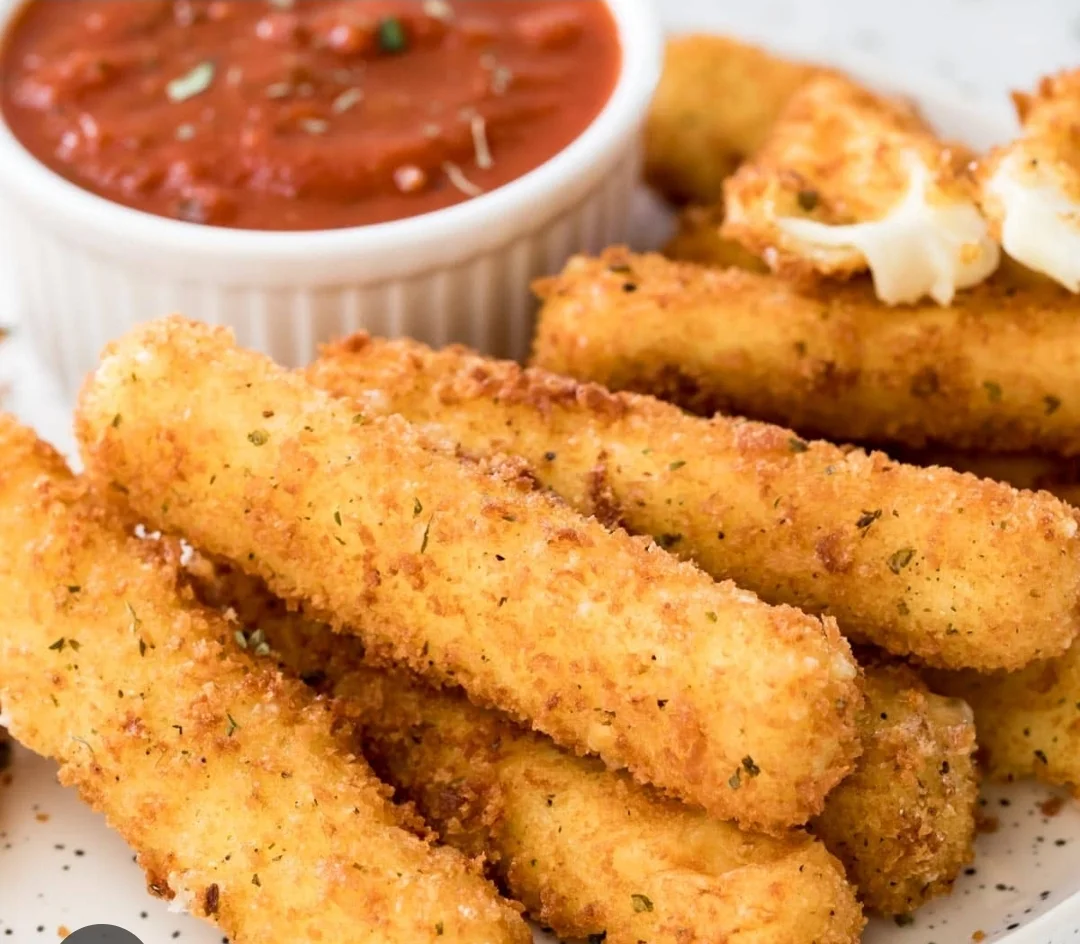 Crispy mozzarella sticks with marinara sauce