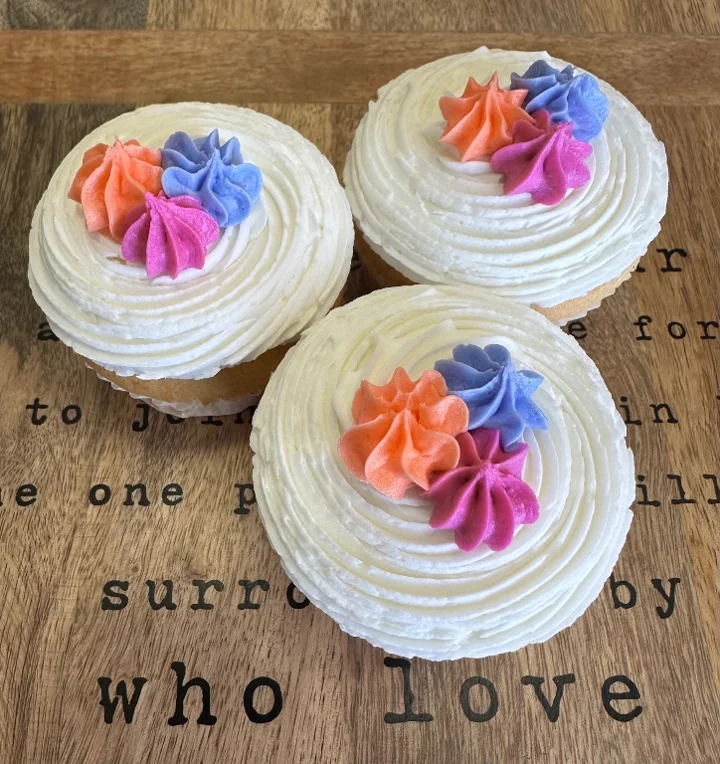 CLASSIC WHITE CUPCAKE