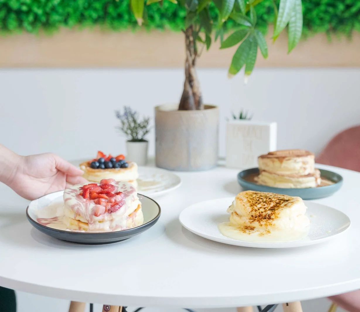 Fluffy Japanese pancakes with fresh berries