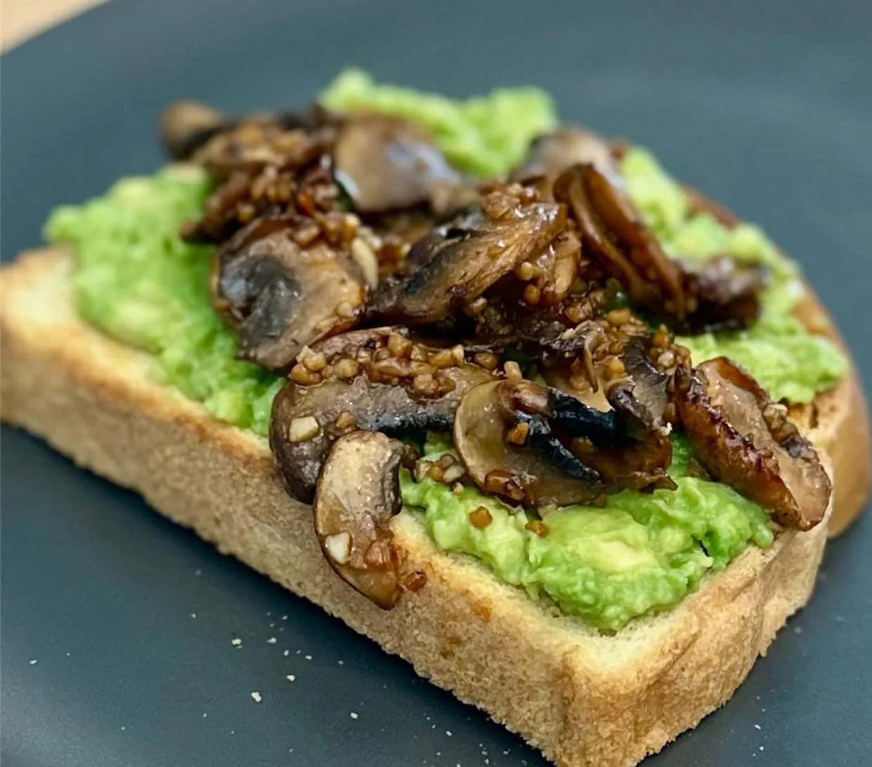 Avocado toast topped with sautéed mushrooms
