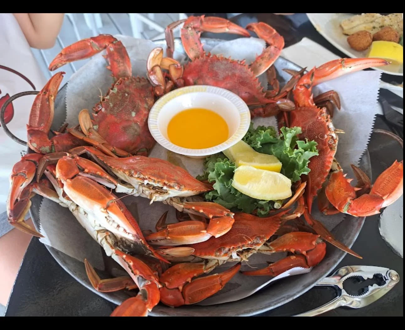 Freshly steamed crabs served with lemon and dipping sauce