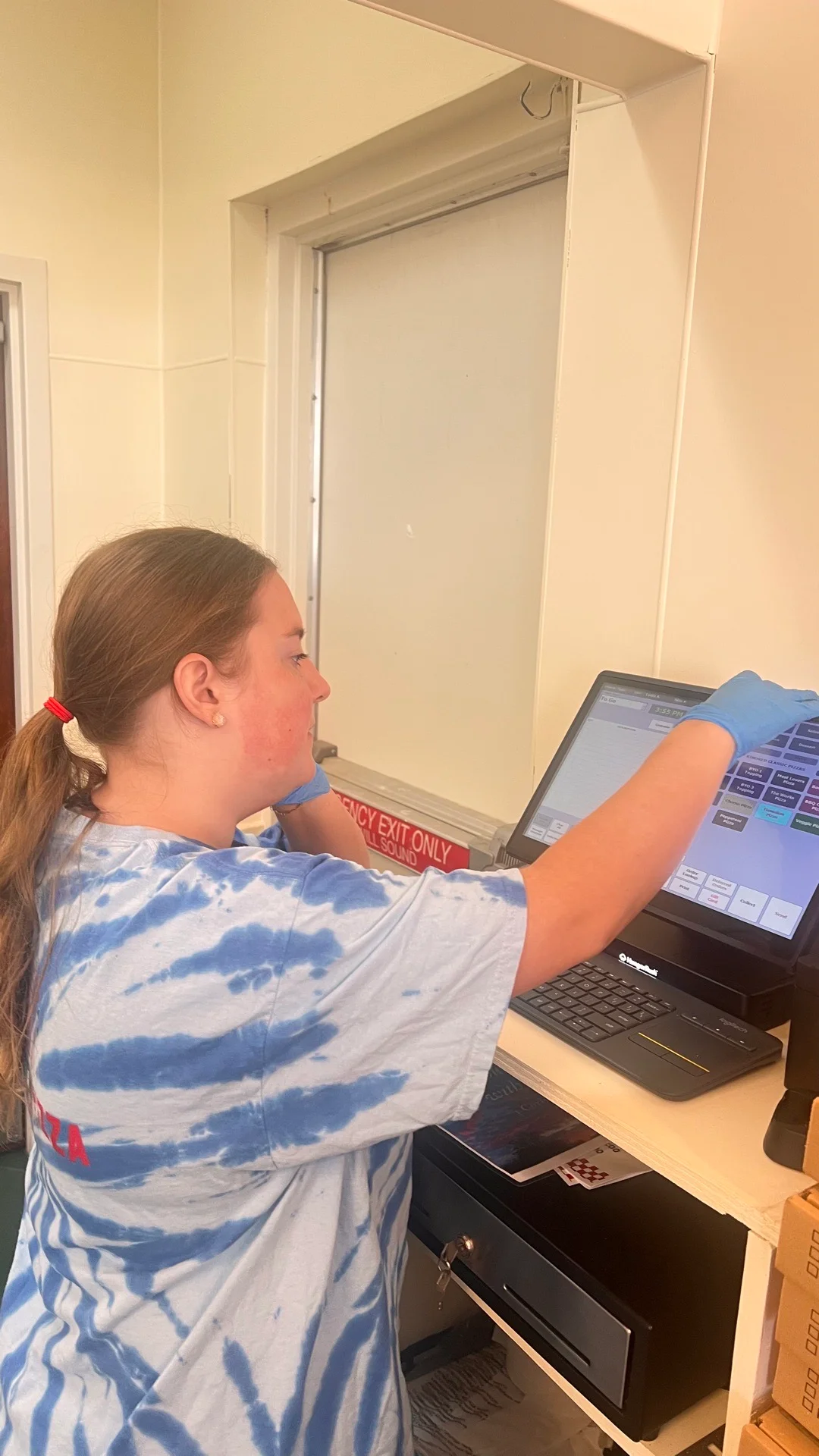 Employee using a POS system in a restaurant