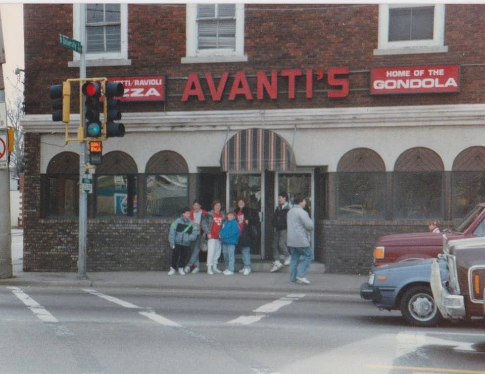 Avanti's restaurant exterior with patrons outside