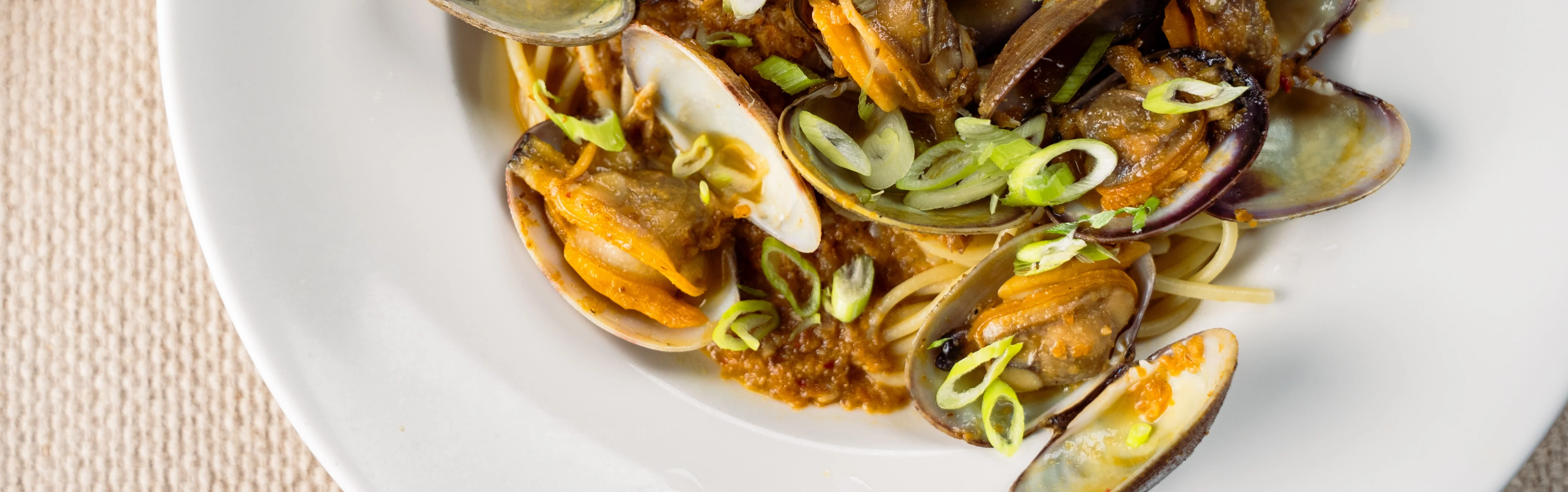 Italian spaghetti alle vongole with clams and garlic sauce