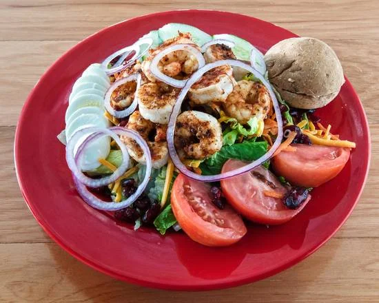 Grilled shrimp salad with fresh vegetables