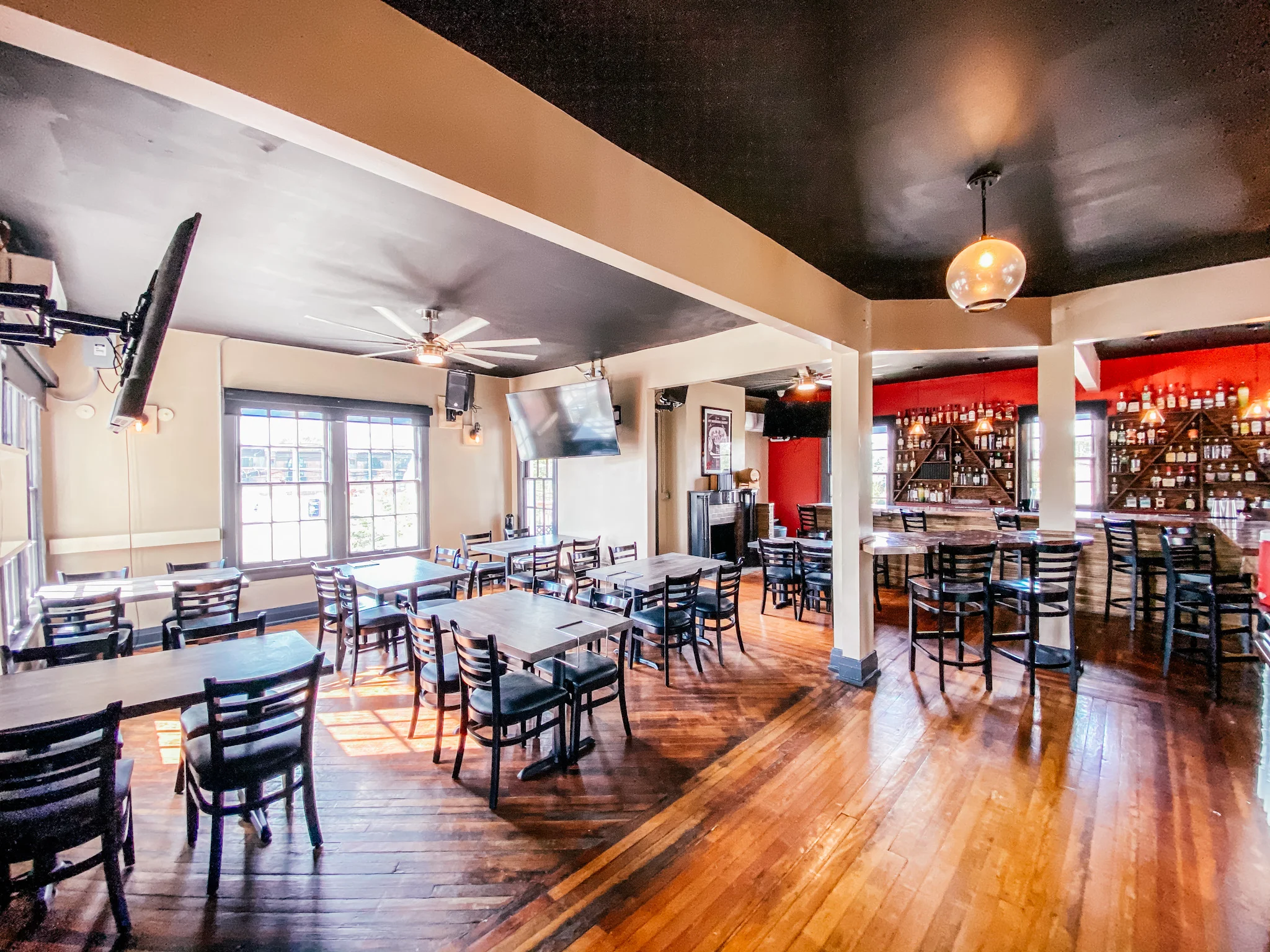 Private event space with bar at Parlour Pizza in Jeffersonville, IN 