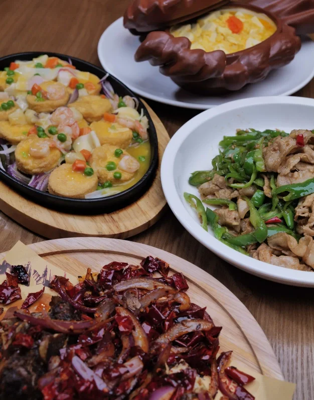 Sizzling Chinese seafood platter with vegetables